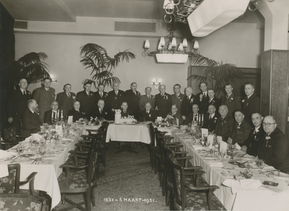 860933 Groepsportret van Utrechtse brandweerlieden tijdens een feestelijk diner ter gelegenheid van het 100-jarig ...